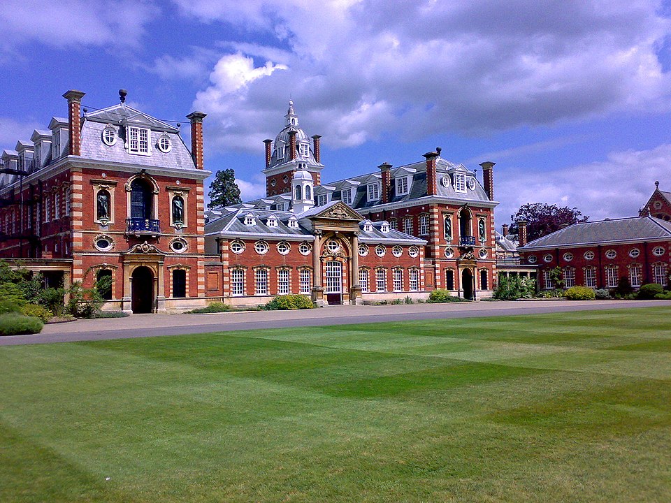 File:Wellington College South Front.jpg